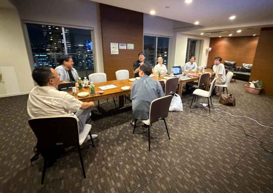 武蔵小杉22階、夜景を望むラウンジに集まったパパたち
