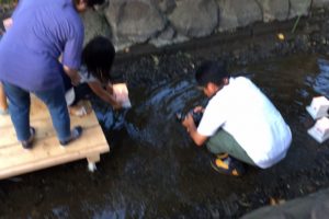 灯篭流しで、パパが頑張り（活躍）が伝わる写真