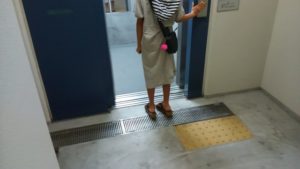 マンション内の挨拶禁止ルールが問われる！あなたはどちら派？