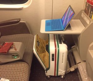 新幹線の机の下に収納しているキャリーバッグの写真